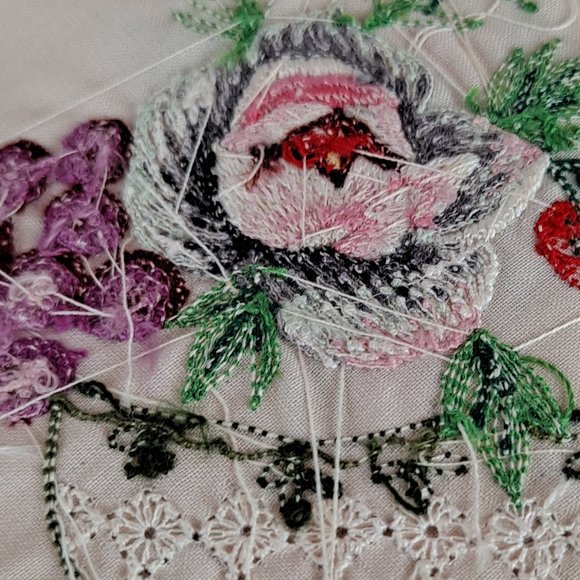 Vintage 1970s Embroidered Floral Tablecloth with 6 Embroidered Napkins Square - Picture 10 of 15